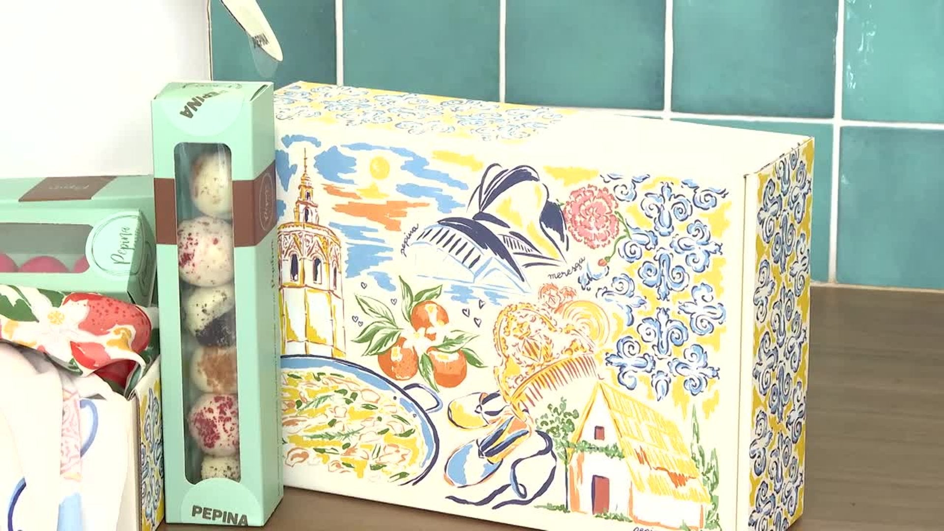 Una ‘Mocadorà’ que une tradición e ilustración hace «una declaración de amor» a València