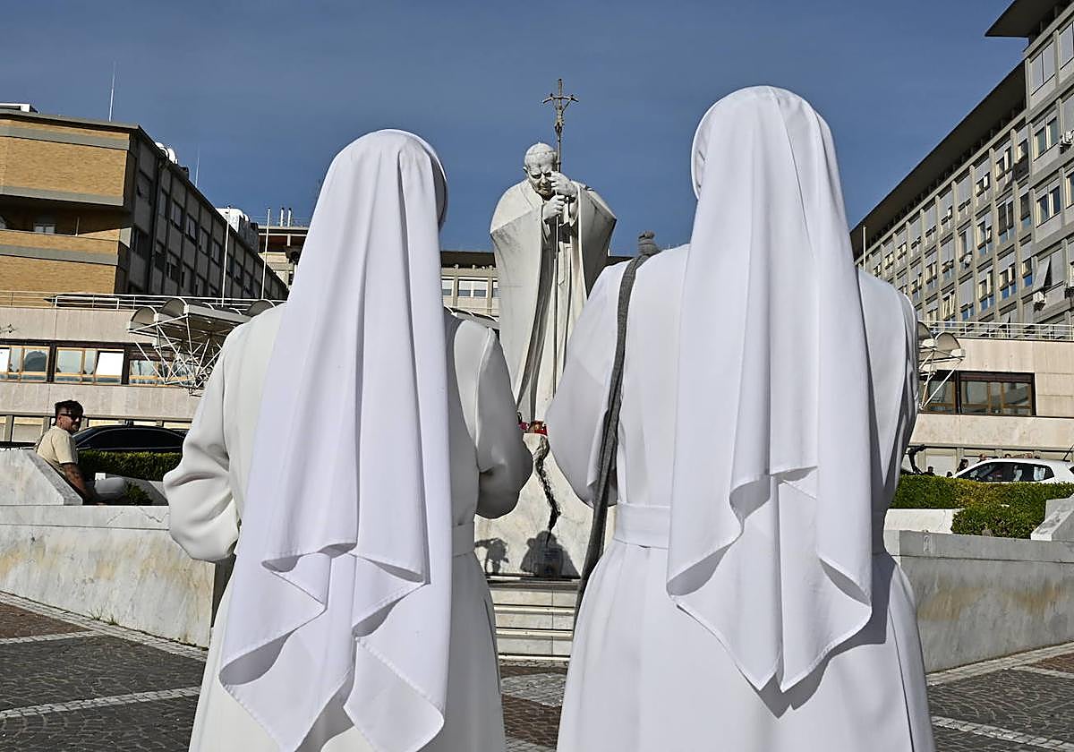 El Papa evoluciona «con normalidad» y ya vuelve a oficiar misa en privado