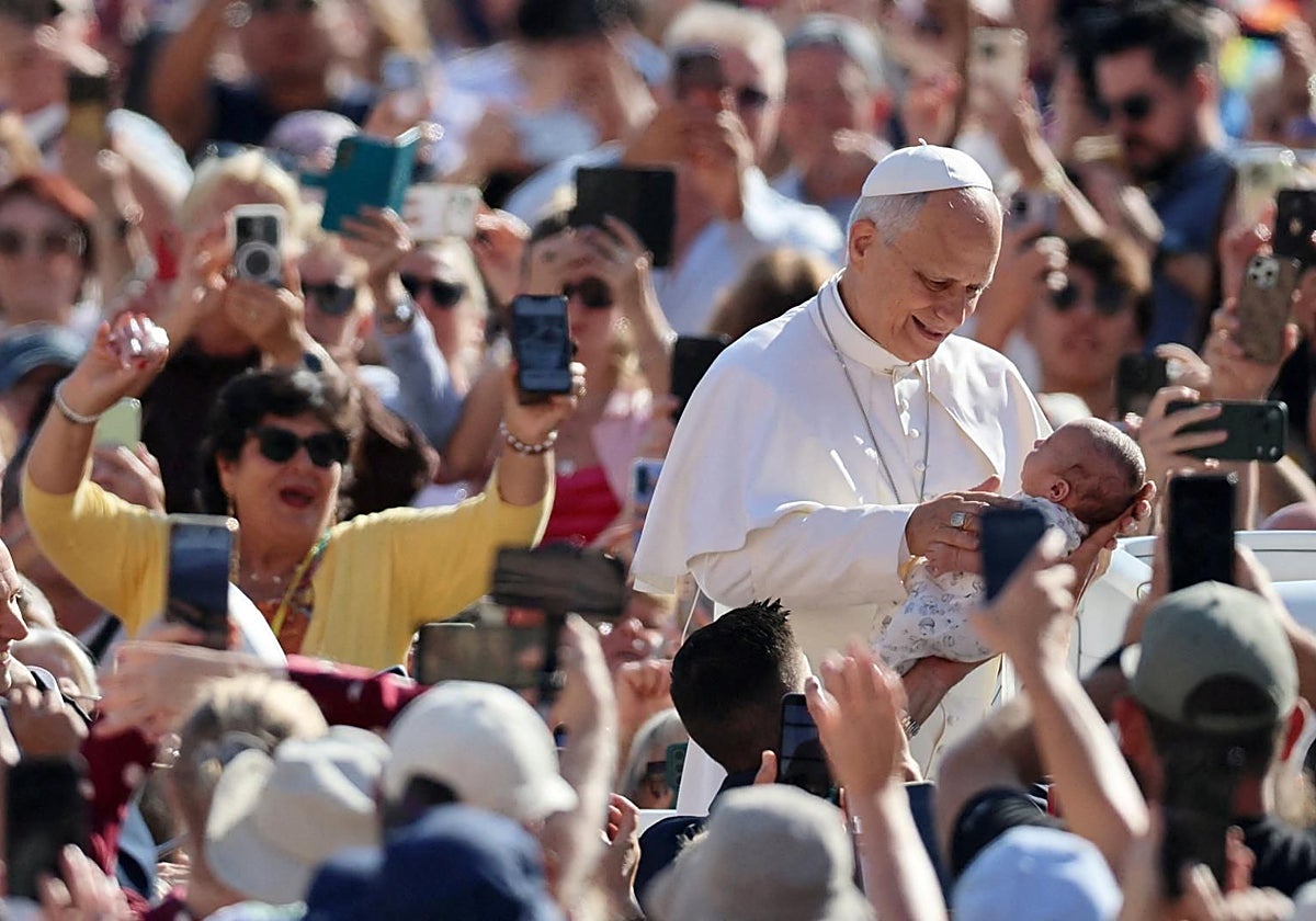 El Papa bendiciendo a un bebé el pasado 30 de septiembre en la plaza de San Pedro