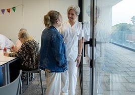 Francisca, junto a una enfermera, en la Unidad de Psicogeriatría de la Fundación Hospitalaria de Martorell.