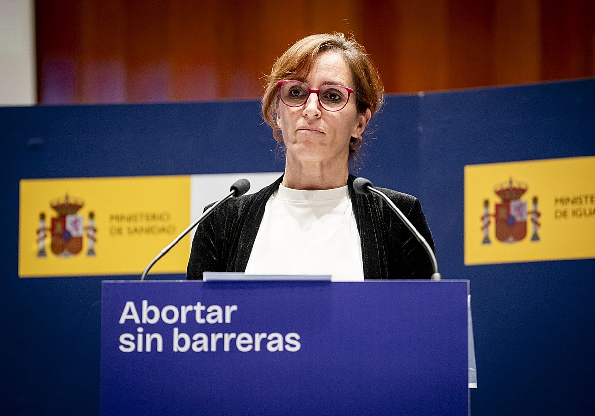 Mónica García subvenciona con 300.000 euros una web que promociona el aborto miniatura