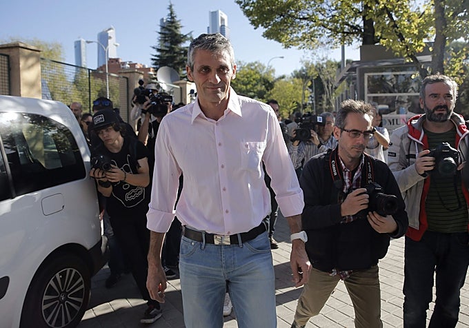 Parra en 2014, el primer médico confinado por ébola, tras atender a Teresa Romero