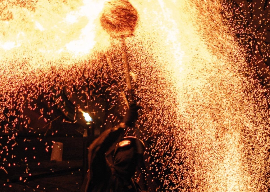 Una parte del espectáculo 'Mobius', un hipnótico viaje visual de fuego, luz y movimiento