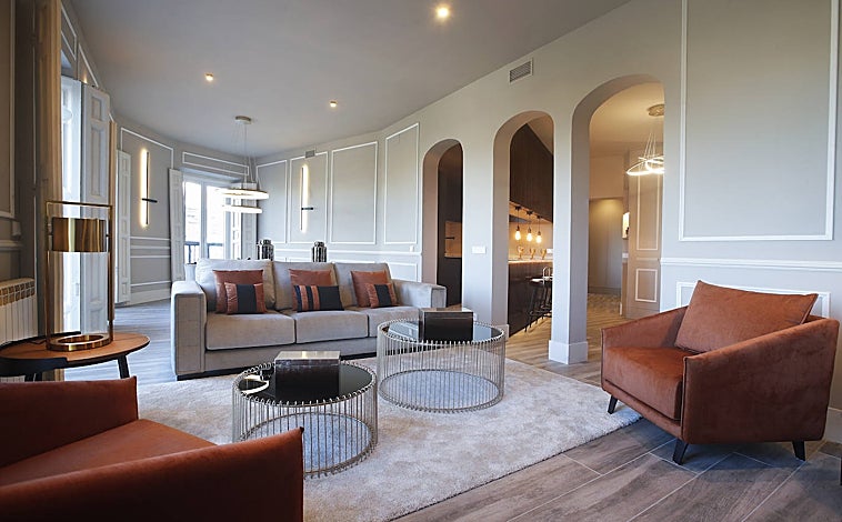 Imagen principal - Salón, despacho y baño de cortesía del piso de lujo