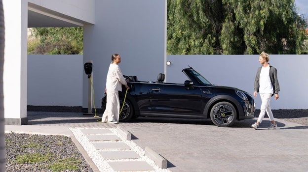 Mini Cooper SE Cabrio, un descapotable exclusivo del que solo se venderán en España 53 unidades.