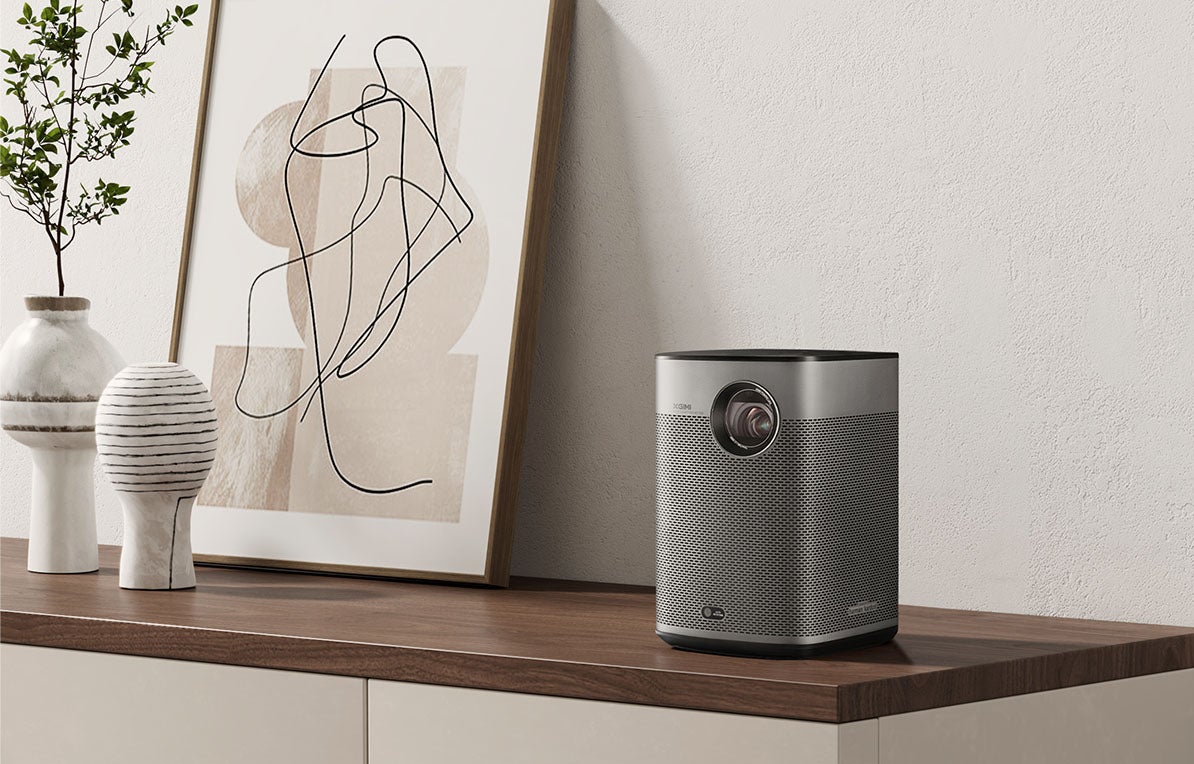 Proyector XGIMI Halo + (849 €). Para los padres que quieren montar su sala de cine en cualquier sitio. Diseño portátil, pesa solo un kilo y medio, y viene con batería incorporada que proporciona hasta 2 horas y media de autonomía de reproducción de vídeo. Proporciona imágenes impresionantes gracias a su resolución 1080p (1920 x 1080 píxeles) y un brillo de 800 ANSI lúmenes. También cuenta con corrección trapezoidal automática, altavoces Harman Kardon 5W y Android TV preinstalado.