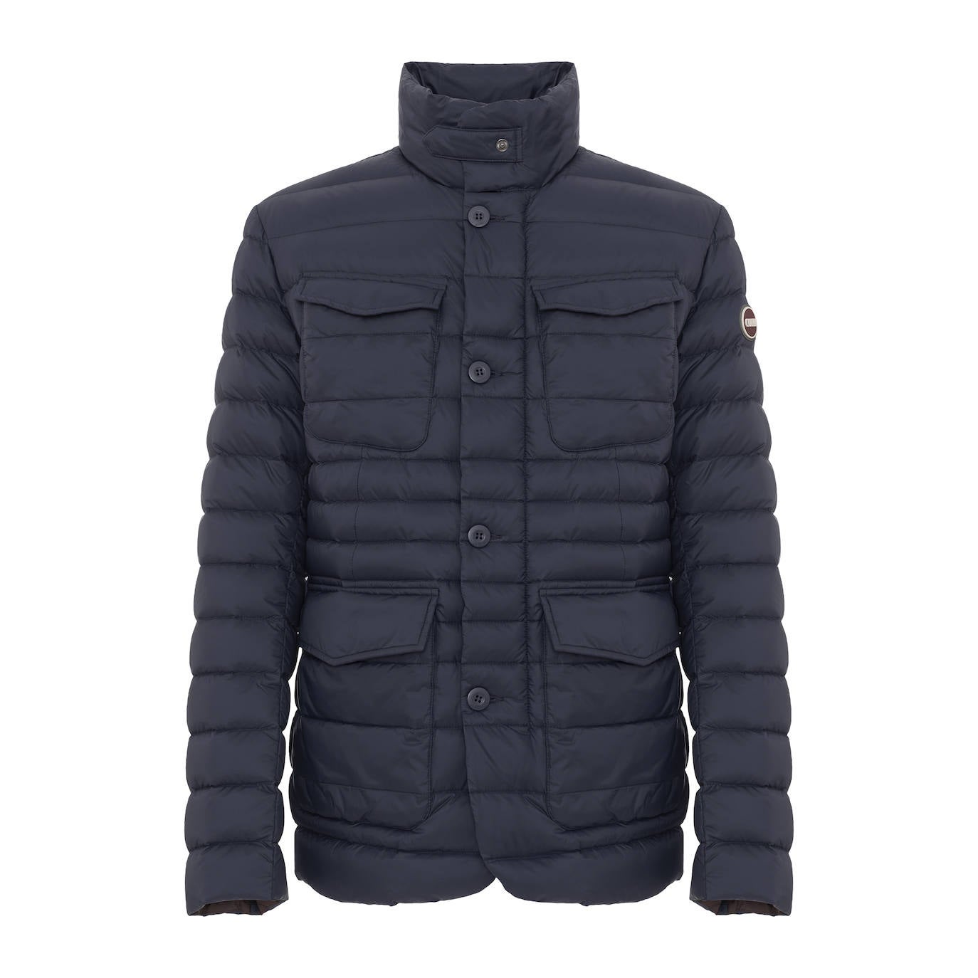 Chaqueta militar de plumas Colmar Originals (339 €). Confeccionada en tejido reciclado, semibrillante y con tratamiento repelente al agua. Relleno de plumas naturales de peso ligero. Dinámica y cómoda, esta reinterpretación de la chaqueta militar  se enriquece con elementos que subrayan su versatilidad sin desmerecer el look moderno de la prenda. Cierre con cremallera y botones, numerosos y amplios bolsillos y práctico alamar en el cuello.