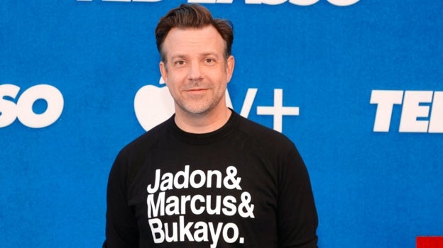 Jason Sudeikis con sudadera reivindicativa.