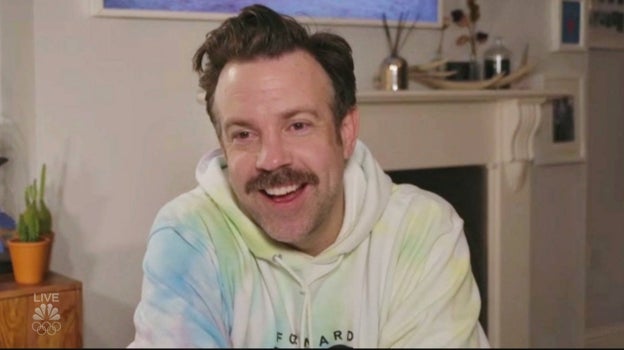 Jason Sudeikis con sudadera estampada en los Globos de Oro 2021.