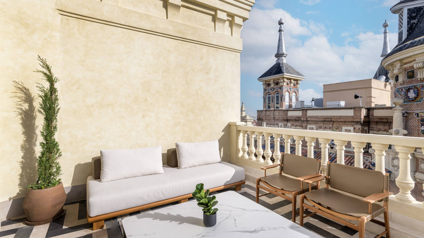 El nuevo JW Marriott Madrid es un atractivo retiro urbano en el corazón de la capital, pensado para que los huéspedes encuentren el equilibrio entre cuerpo y alma. Cada uno de los detalles está diseñado para relajarse y descansar. Nunca faltarán los momentos inolvidables, ya sea admirando espectaculares vistas de la ciudad desde el balcón privado de su habitación, disfrutando de un oasis de verdor en El Patio JW Garden, donde se cultivan las plantas aromáticas usadas en el restaurante y la coctelería, o probando productos locales en los jardines de la ciudad con un picnic organizado por el hotel.