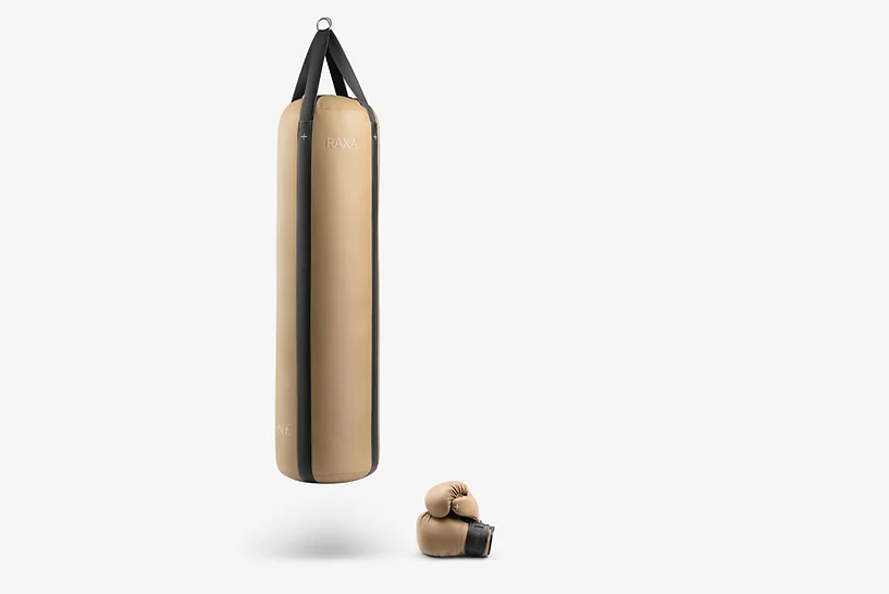 Juego de boxeo hecho a mano que contiene el saco con sistema de suspensión integrado, anillo profesional de acero inoxidable para colgar y material de relleno: 1,412 euros.