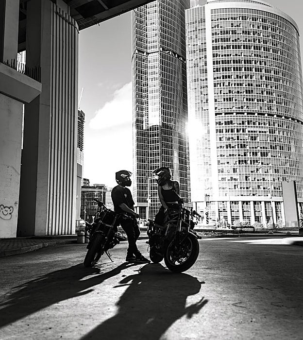 Aunque haga calor es indispensable llevar la ropa y los complementos adecuados para montar en moto.