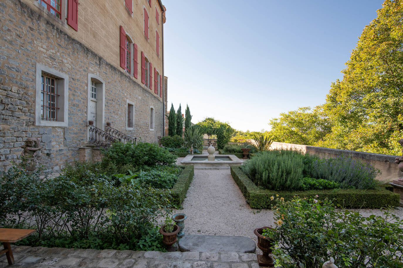 El Château de la Verdière cuenta en sus alrededores con un parque boscoso de 6,5 hectáreas, jardines de estilo francés con fuentes y estatuas, un helipuerto, dos piscinas, instalaciones ecuestres, un invernadero, un spa y más de tres hectáreas de terreno aptas para plantar viñas.