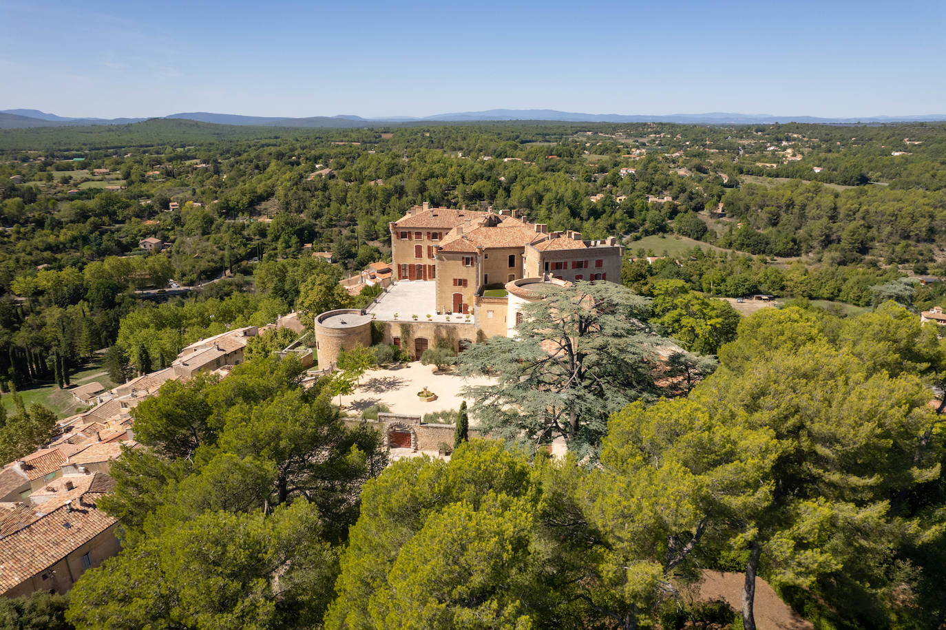 Engel & Völkers vende por 18 millones de euros el castillo más grande de la Provenza, situado a 94 kilómetros de Marsella. La histórica propiedad data del siglo X e impresiona con sus más de 120 habitaciones repartidas en un total de 5.000 metros cuadrados.