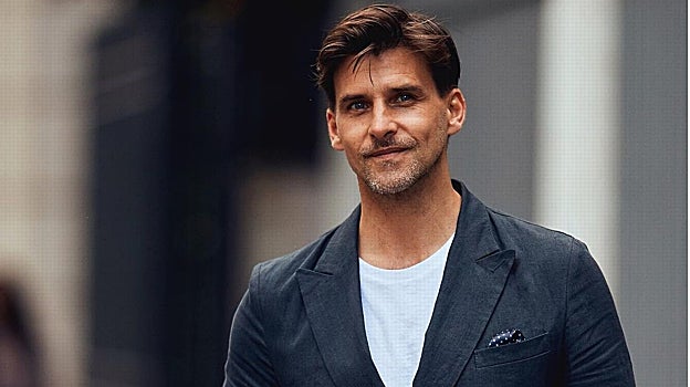 JOHANESS HUEBL CON BLAZER Y CAMISETA