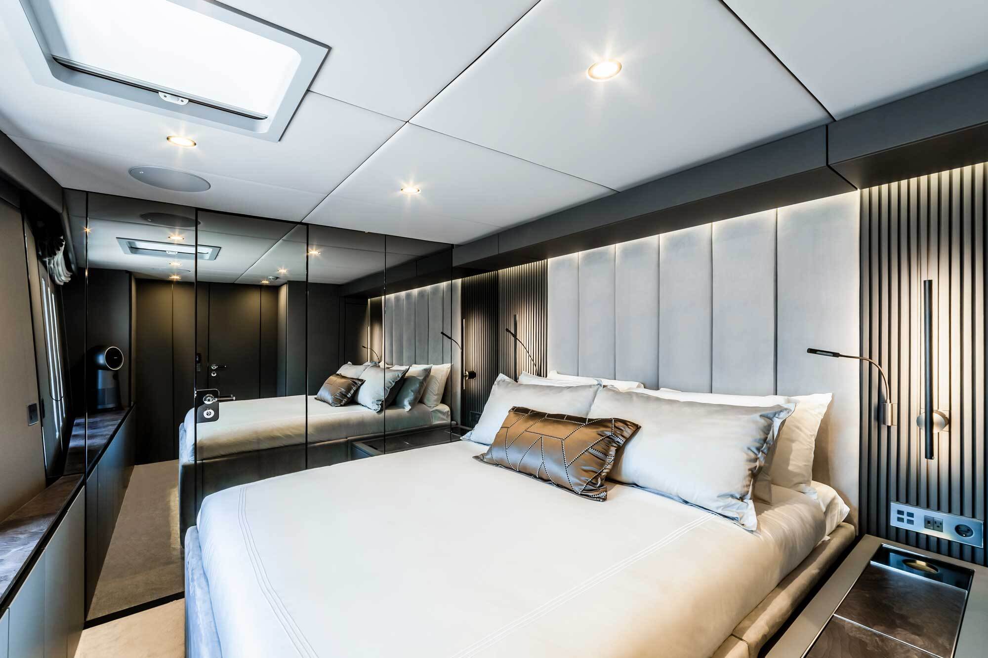 En el casco de estribor se encuentra una suite principal, equipada con doble cama, vestidor, televisor emergente, sofá y un tocador, así como un gran baño privado. En la sección central del casco de babor se encuentra otra cabina VIP y otras dos para invitados en la proa de cada casco.