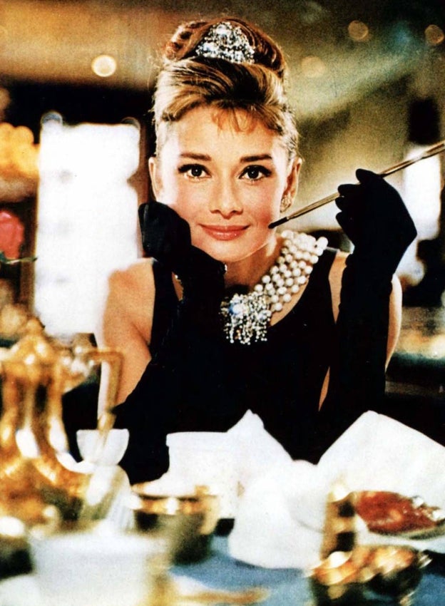 Audrey Hepburn interpretando el papel de Holly Golightly que convirtió a Tiffany's en la joyería más conocida en todo el mundo.