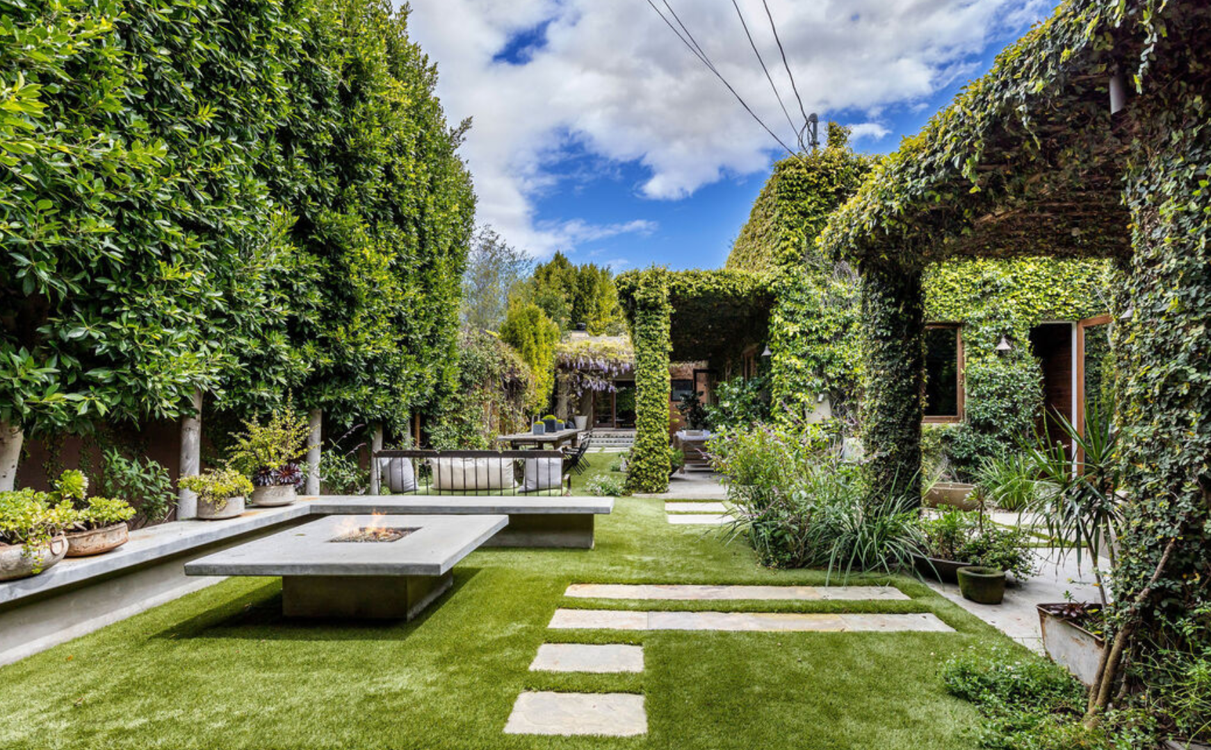 La zona exterior, en la que no falta vegetación, ofrece una fogata, barbacoa y un jacuzzi, entre otras cosas