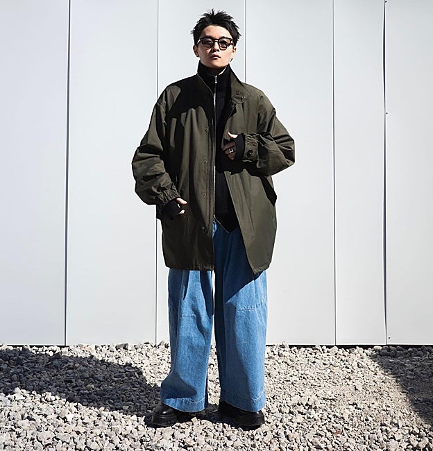 Los vaqueros anchos también funcionan con calzado negro