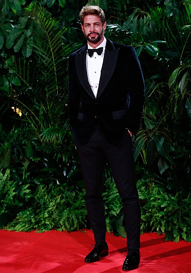 William Levy con esmoquin