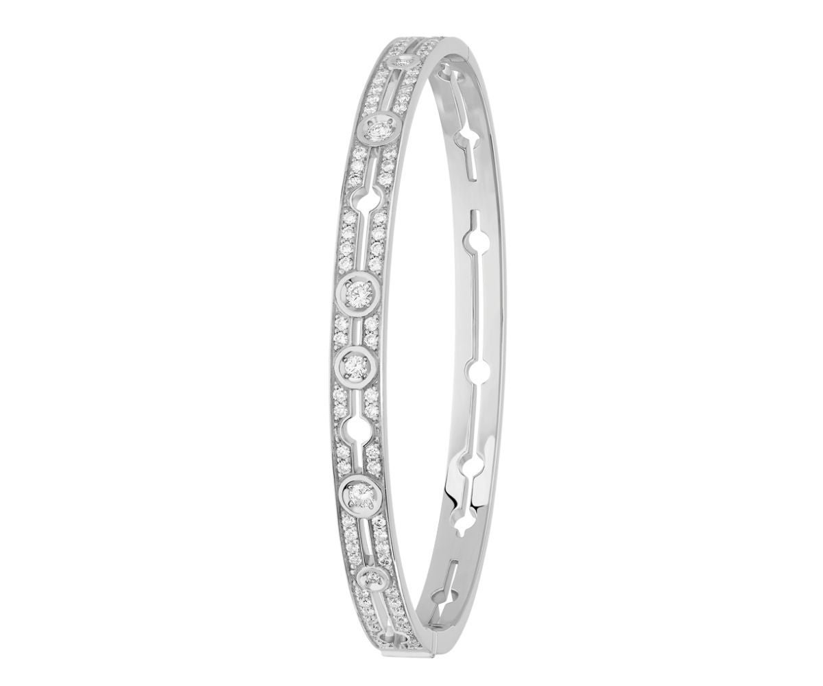 Pulsera Pulse de dinh van Paris (9.980 €). La colección Pulse se inspira en la música actual. Como una pulsación, los diamantes son propulsados de un espacio a otro creando así una lluvia de diamantes. Estas nuevas creaciones se realzan con pavé de diamantes y dan un aire festivo a estos monocromos de oro blanco y oro rosa.