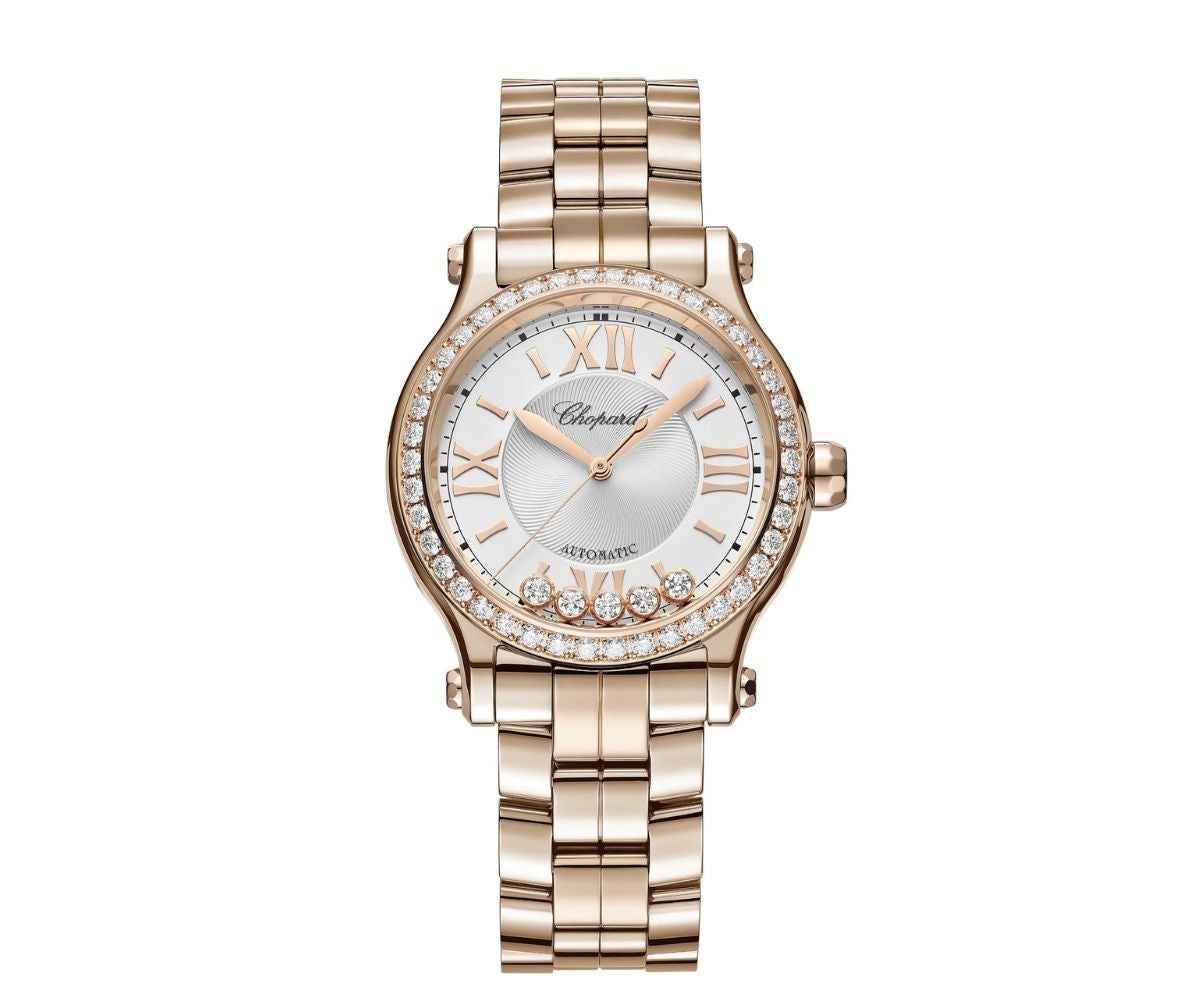 Reloj para mujer Happy Sport de Chopard (43.300 €). La colección Happy Sport simboliza la creatividad y la audacia de Chopard. Sus alegres piedras preciosas, que giran libremente entre dos cristales de zafiro, nos invitan a soñar desde 1993, cuando se convirtió en la primera marca en combinar acero y diamantes. Está equipado con un movimiento mecánico de cuerda automática diseñado específicamente para cajas femeninas.