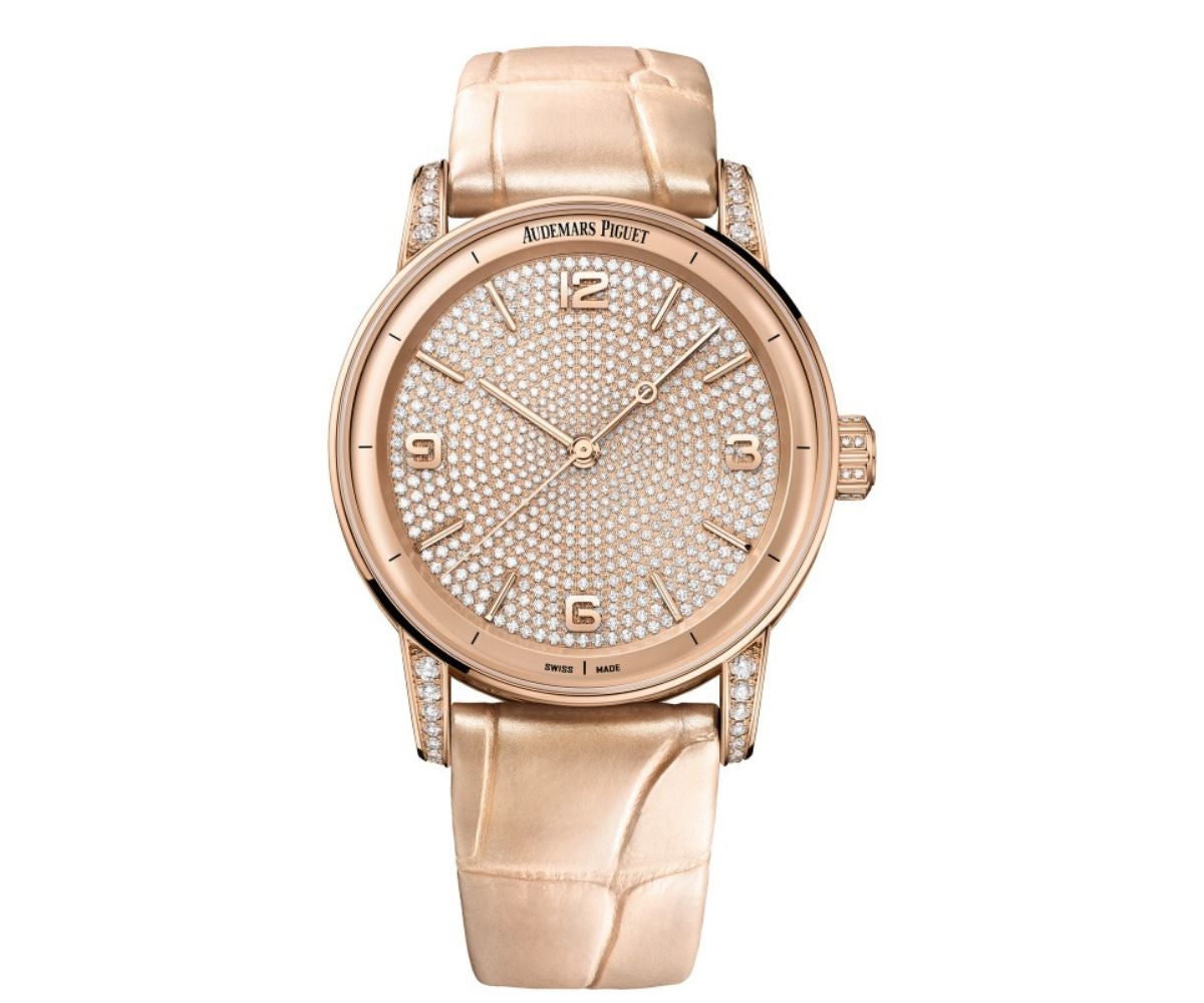 Code 11.59 By Audemars Piguet Automático. (Precio bajo pedido). Caja y esfera de oro rosa de 18 quilates adornada con diamantes de talla brillante, índices aplicados y agujas de oro rosa. El reloj se embellece aún más con la presencia de una refinada pulsera de piel de aligátor beige perla, con hebilla de hebijón de oro rosa de 18 quilates engastada con diamantes de talla brillante.