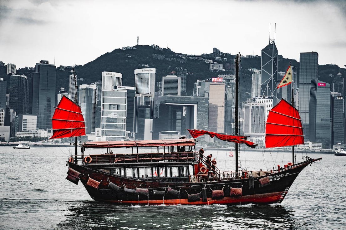 El puesto número 2 lo ocupa Hong Kong con 70 multimillonarios que cuentan con un valor neto total de 286.800 millones de dólares.