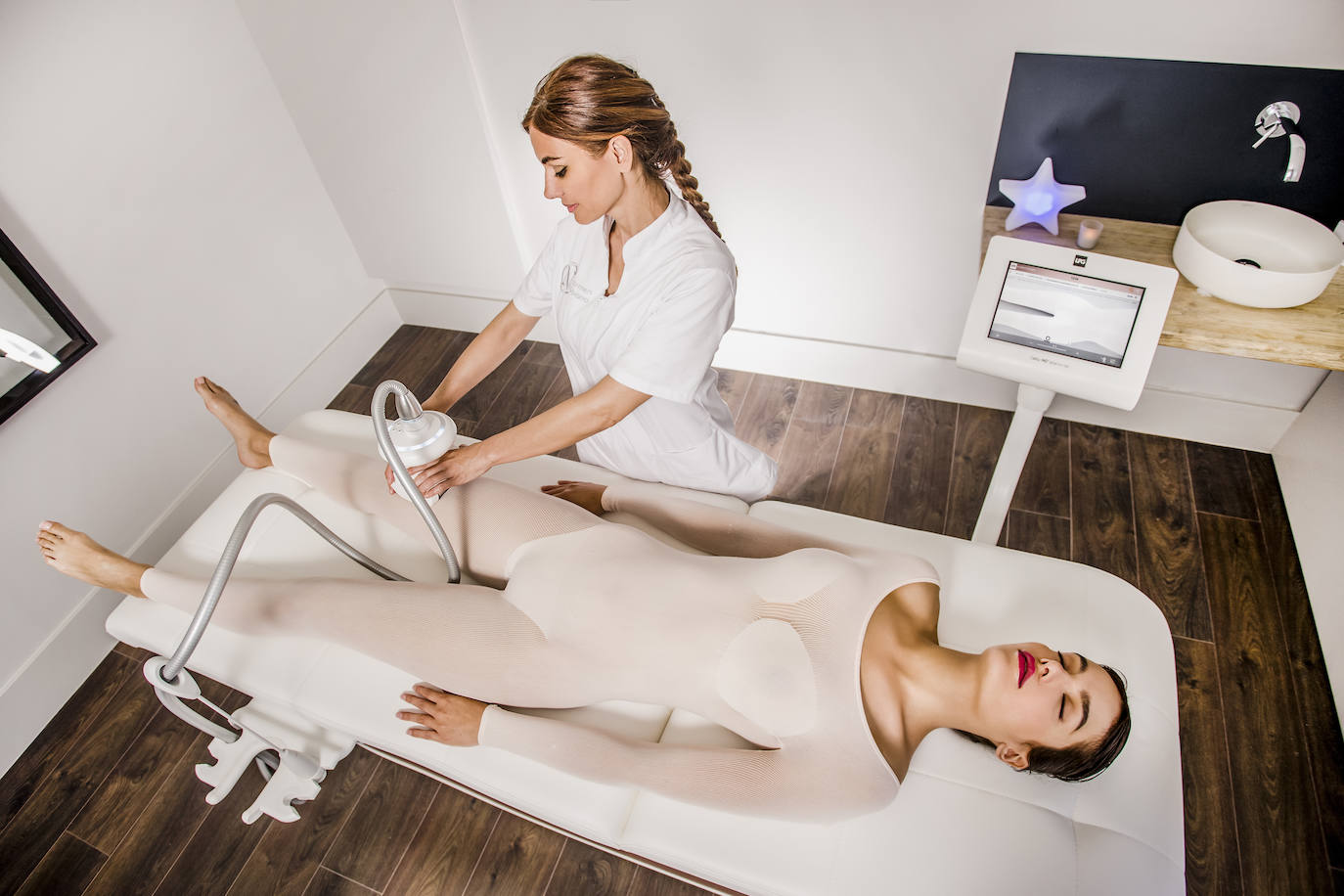 Tratamiento corporal Vince en Carmen Navarro (1.230 €, 15 sesiones de 70 minutos). Programa integral para eliminar la grasa localizada en zonas rebeldes como los flancos, las piernas o el abdomen y combatir a la vez la flacidez. Esta tecnología se encarga de despertar el tejido aportando la energía necesaria, incrementando la microcirculación y estimulando. El cuerpo responde llevando más oxígeno a las células y más nutrientes. El resultado, se reafirma el tejido y a la vez se quema grasa.