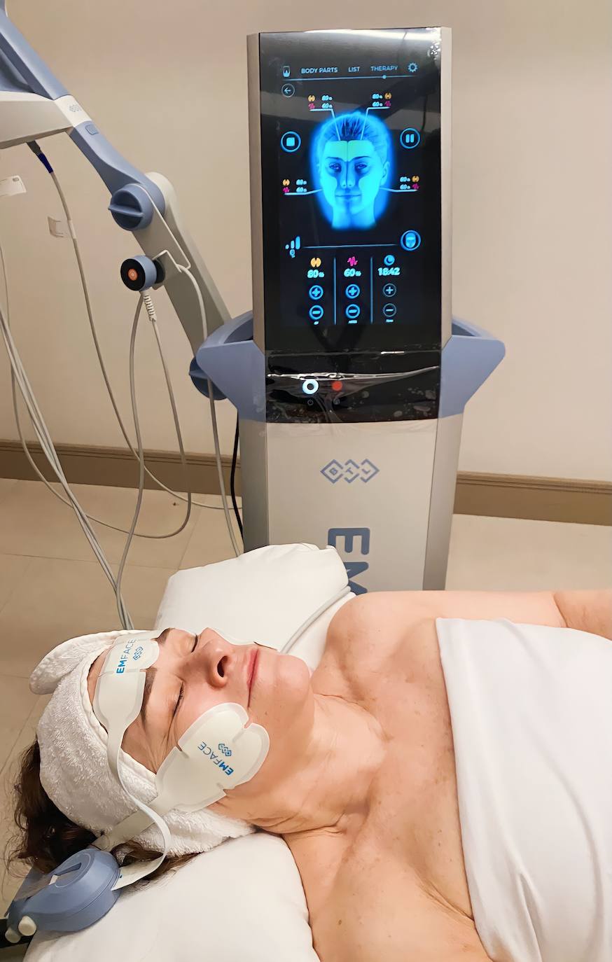 Tratamiento facial EMFACE en Maribel Yébenes (1.200 €, 4 sesiones). Primer y único tratamiento para tratar piel y músculo al mismo tiempo. En 20 minutos consigue un rostro con menos arrugas y efecto lifting sin agujas. Es una tecnología que combina dos terapias en un mismo procedimiento combinando las energías de RF sincronizada y HIFESTM.