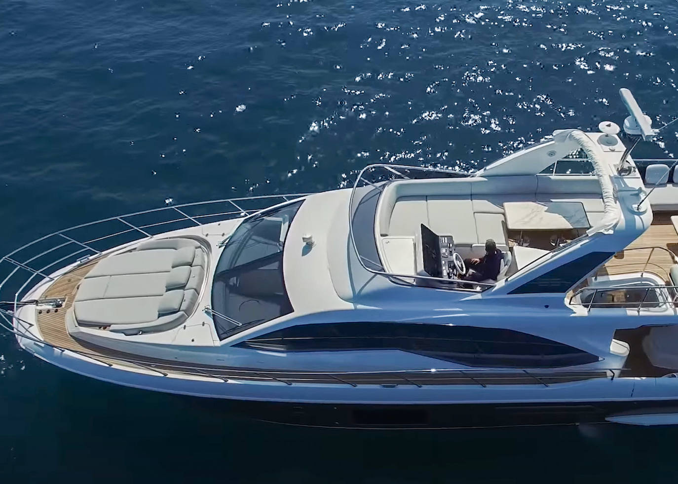 El Azimut 55 es un yate de lujo con flybridge construido en el año 2018 cuyo puerto base es Barcelona y que está a la venta actualmente por 1,2 millones de euros.