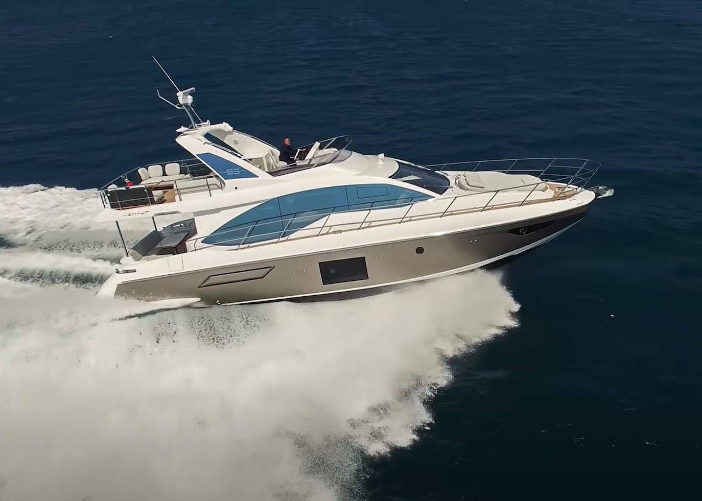 Además de solárium, el yate cuenta con flybridge o cubierta superior con asientos y tumbonas para disfrutar de la navegación cómodamente, y donde también está la barbacoa.