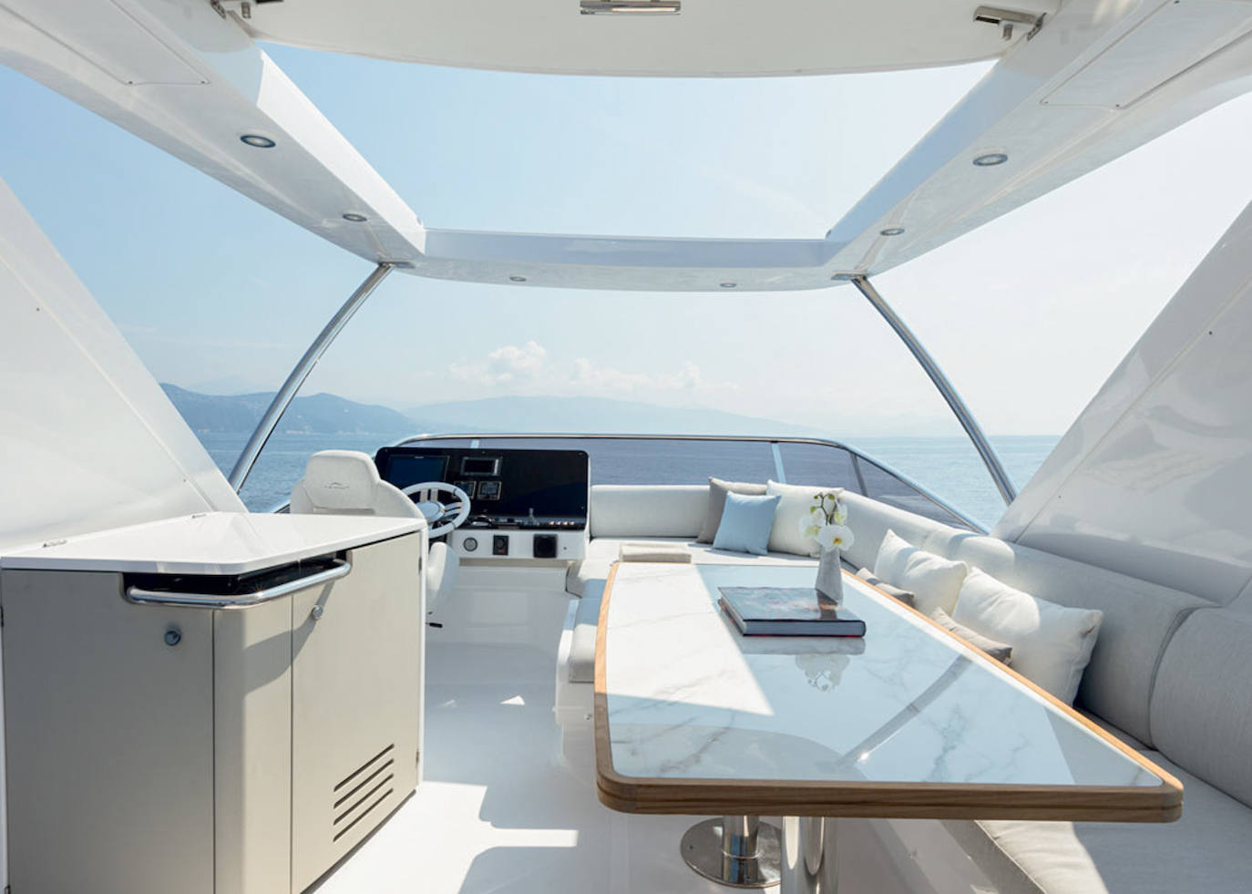 La cocina está equipada todo lo necesario para disfrutar de cenas y comidas a bordo: nevera/congelador, placa de cocina/horno, lavadora, armarios de almacenaje…