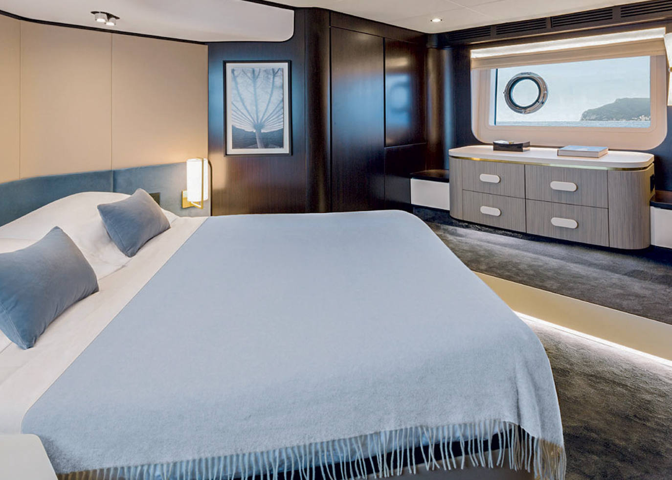 El dormitorio principal, con una cama 'king size', cuenta con televisión y, como todo el barco, dispone de mobiliario moderno. 