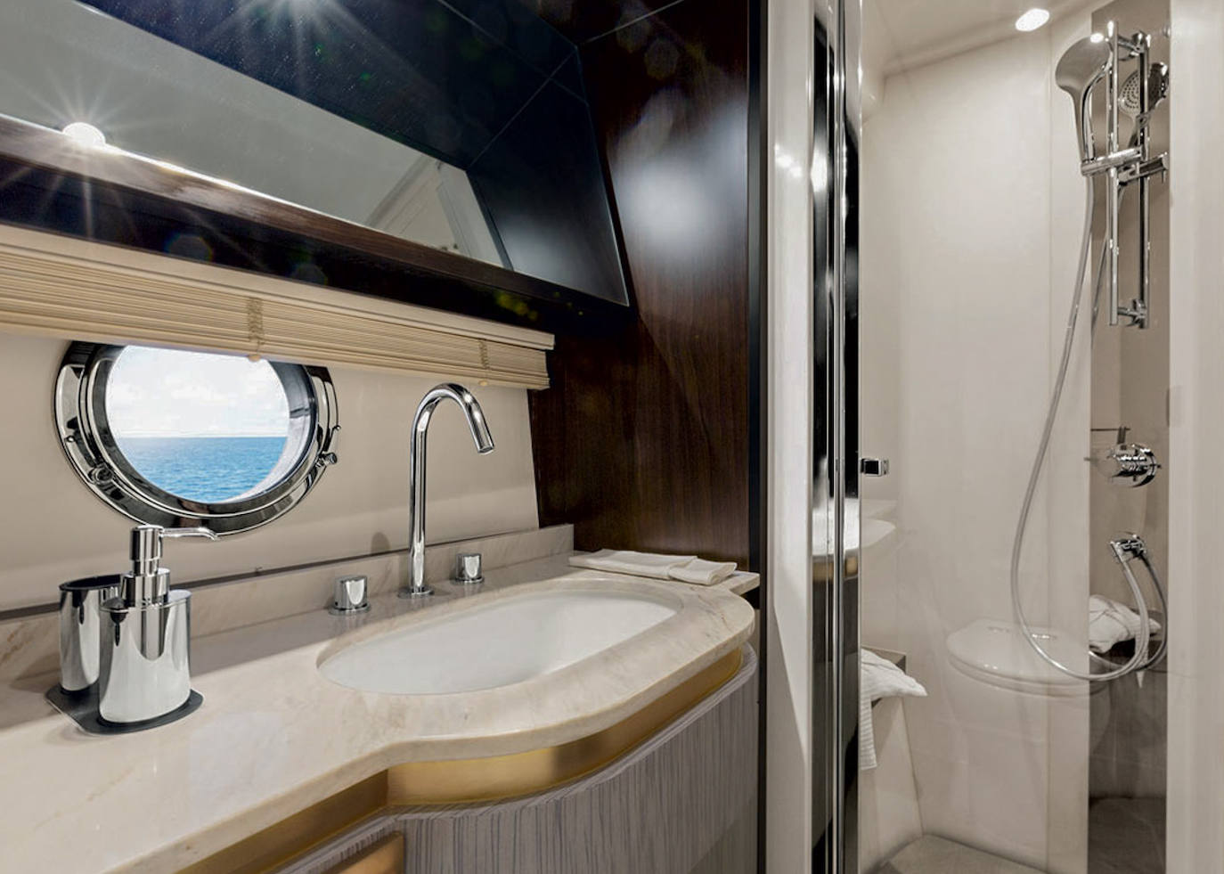 Los baños están equipados con todas las comodidades y también tienen pequeñas  ventanas que permiten disfrutar del mar. 