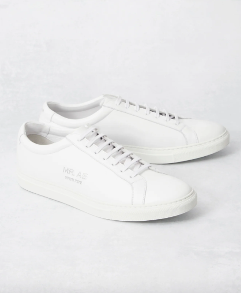 ¿Qué hay más básico que unas zapatillas blancas? Estas de carácter minimalista son de la firma española Mr Ab y prometen dar mucho juego en cualquier armario. Están confeccionadas en napa de primera calidad y tienen, además de cordones a tono, suela de goma y forro de piel. Precio: 290 euros. 