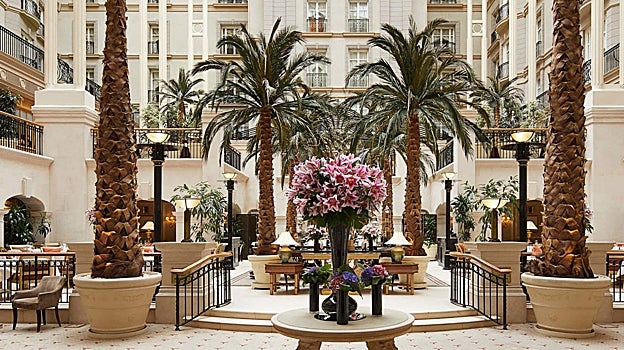 El atrio de The Landmark London, uno de los hoteles más emblemáticos y lujosos de Londres.