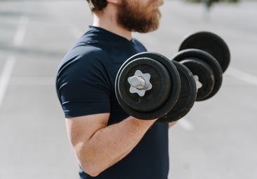 Ocho ejercicios que se hacen a menudo en los gimnasios y no sirven para (casi) nada