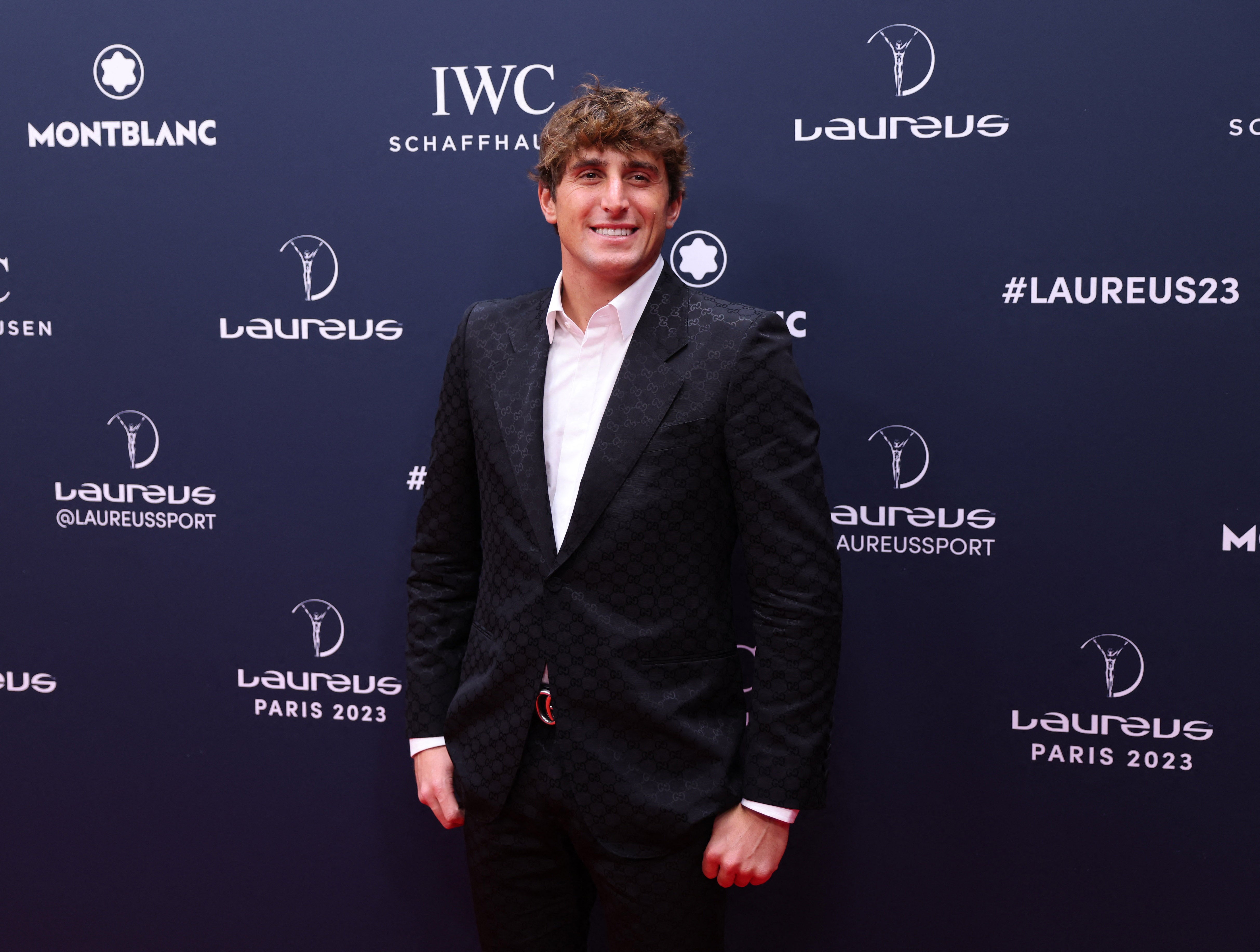 El surfista italiano Leonardo Fioravanti ha lucido un original traje en color negro.