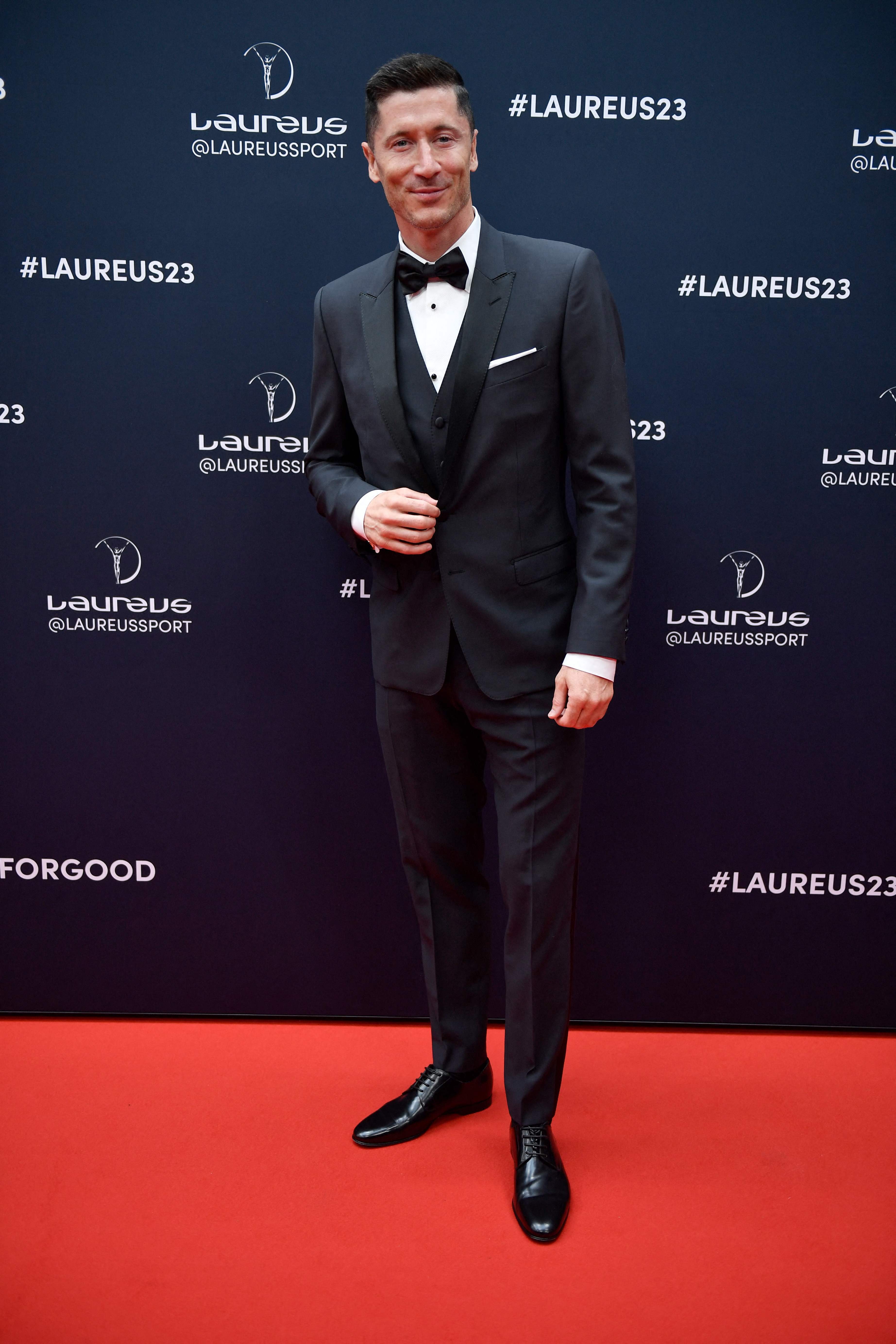 El futbolista polaco Robert Lewandowski ha posado en la alfombra roja de los galardones.