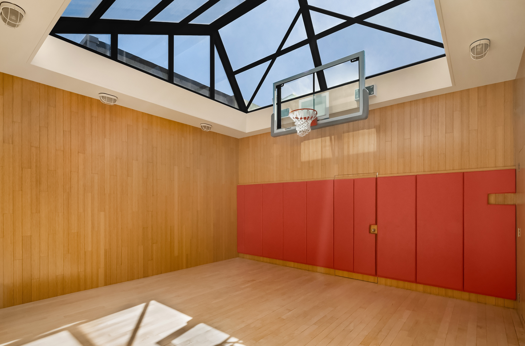 En la última planta hay una cancha de baloncesto y una terraza con jacuzzi