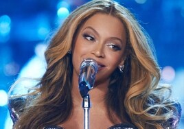 Beyoncé luce  unos exclusivos y lujosos auriculares de diamantes en su nueva gira 'Renaissance'