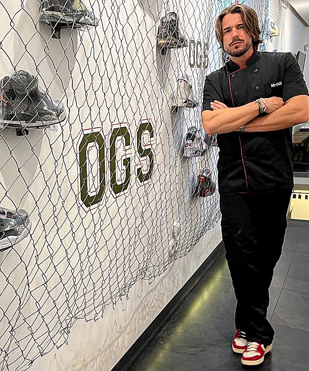 Alejandro Clemente, coleccionista de zapatillas y dueño del restaurante OGS.