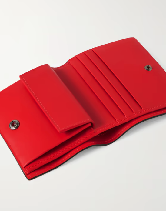 Si buscas algo más rompedor, este modelo con el interior en rojo y el exterior negro con los clásicos pinchos de Louboutin está pensada para ti. Precio: 390 euros.