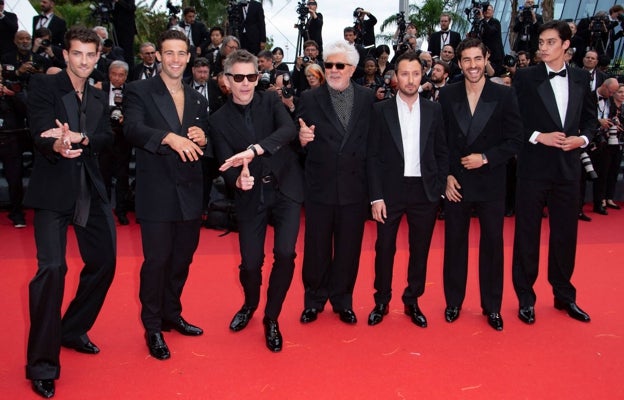 En la alfombra roja del festival de Cannes: Manu Ríos, Jason Fernández, Ethan Hawke, Pedro Almodóvar, el diseñador Anthony Vaccarello, José Condessa y George Steane.