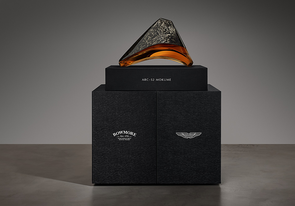 Así es la botella de whisky Bowmore diseñada por Aston Martin que subastará Sotheby's