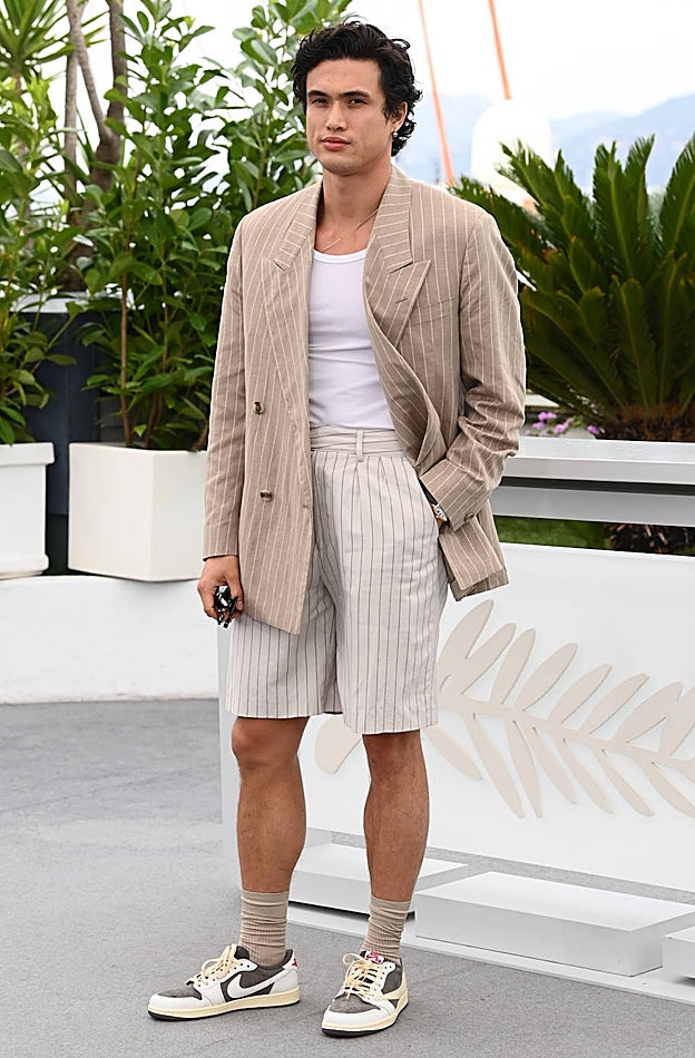 Charles Melton con traje de rayas y pantalón corto de Boss en el Festival de Cannes.