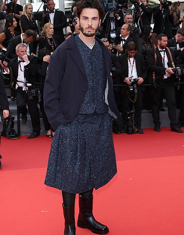 Baptiste Giabiconi de Dior Men by Kim Jones con un original conjunto de chaleco y falda de tweed.