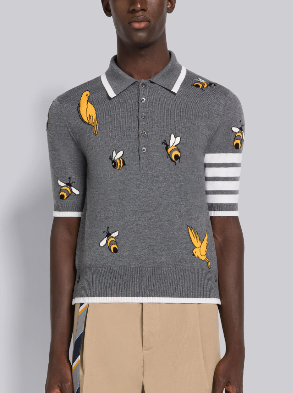 El más exclusivo de todos es este polo de Thom Browne confeccionado en merino de algodón gris con intarsia de pájaros y abejas por toda la prenda y detalle de rayas de 4 barras en la manga izquierda en blanco. Precio: 1310 euros.