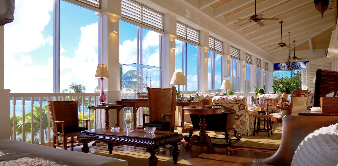 La residencia principal tiene estilo colonial y una superficie de 465 metros cuadrados. 